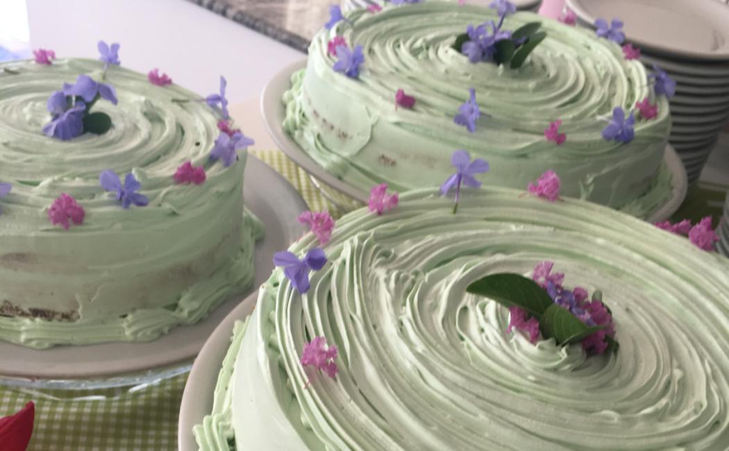 Torte verdi decorate con fiori viola e rosa.