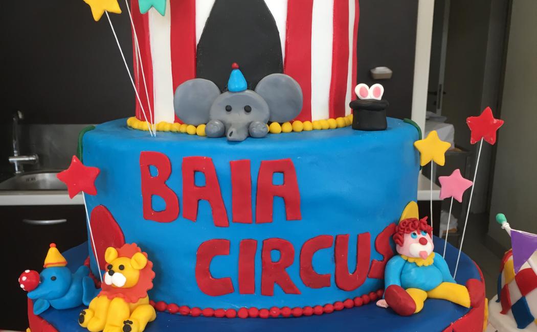 Torta a tema circo con animali e pagliacci colorati.