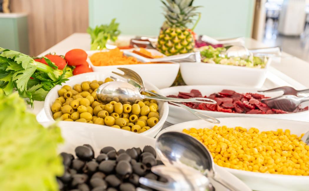 Buffet di verdure con olive, mais, barbabietole e ananas.