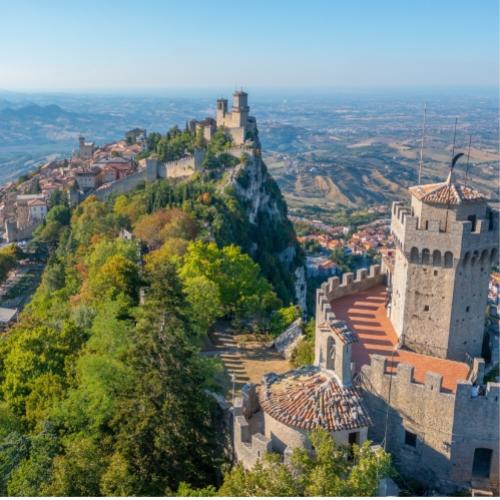 Panorama mozzafiato delle torri di San Marino su un promontorio roccioso.